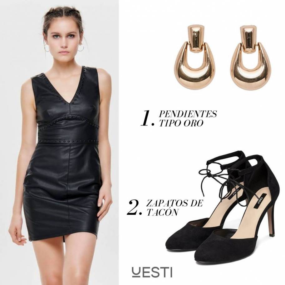 Vestido de piel sintética con tacones negros y pendientes